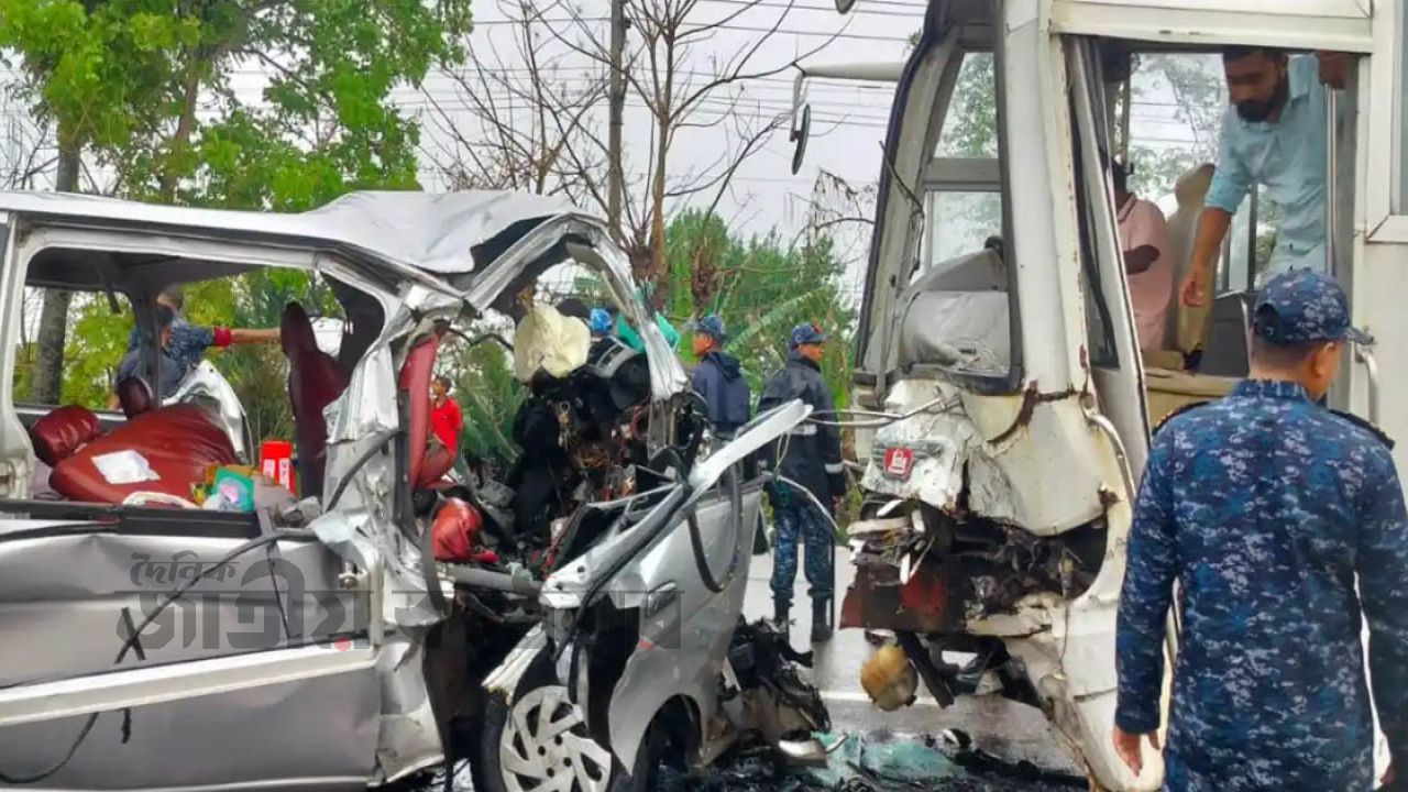 রামপালে যাত্রীবাহী বাস ও মাইক্রোবাসের মুখোমুখি সংঘর্ষ: প্রাণ হারালেন ১৩ জন