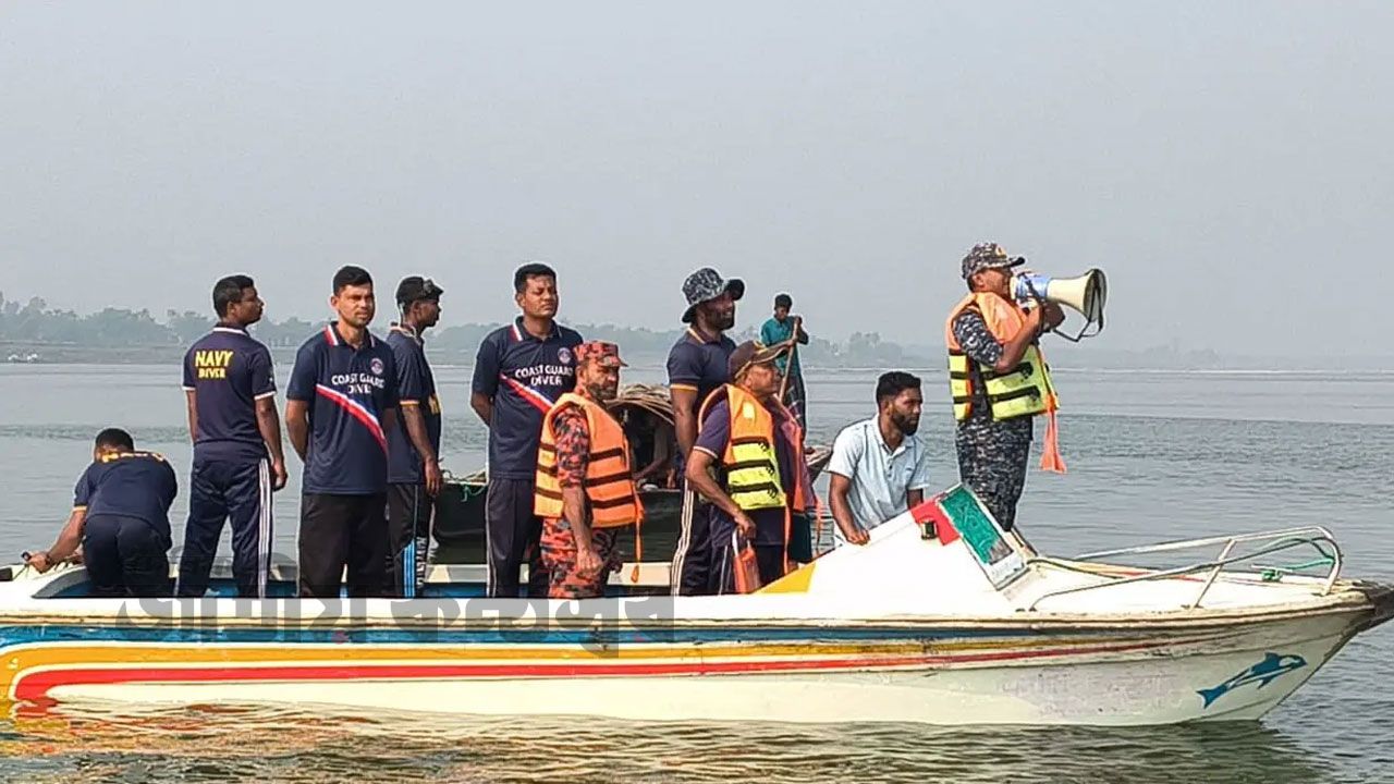 পদ্মায় বাসডুবি: নিখোঁজ যাত্রীর সন্ধানে তৃতীয় দিনের উদ্ধার অভিযান চলছে