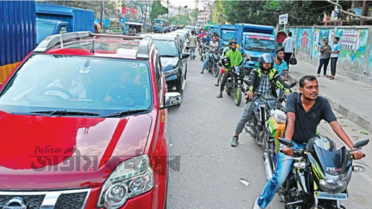 জ্বালানি সংকটে থমকে দেশ: অর্ধেকে নেমেছে বাস, তিনগুণ ভাড়া—যাত্রী দুর্ভোগ চরমে