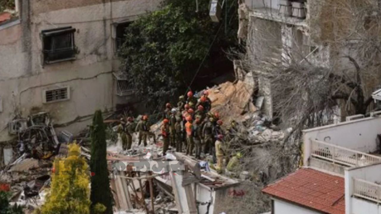 ইরানি হামলায় কাঁপছে ইসরায়েল: পেতাহ টিকভায় ভবন ধস, শতাধিক অ্যাপার্টমেন্ট ক্ষতিগ্রস্ত, বহু মানুষ গৃহহীন