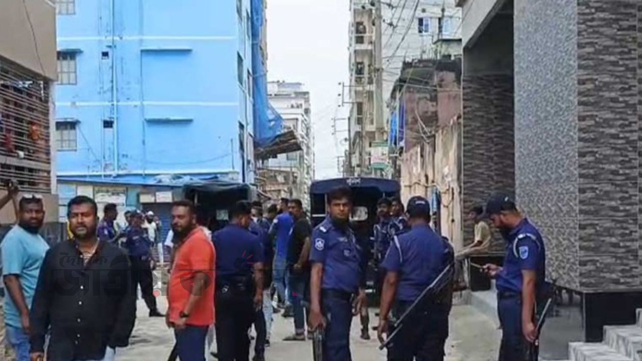 ফতুল্লায় ঝুট ব্যবসা দখল নিয়ে রক্তক্ষয়ী সংঘর্ষ: শিশুসহ গুলিবিদ্ধ ৩, এলাকাজুড়ে আতঙ্ক