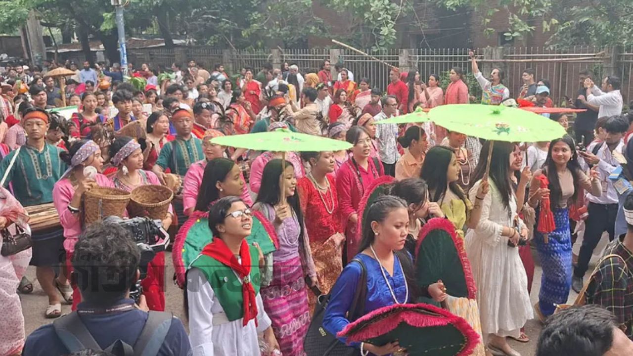 গরম হার মানল, বৈশাখ জিতল: রমনা-টিএসসিতে মানুষের ঢল, উৎসবে মুখর রাজধানী