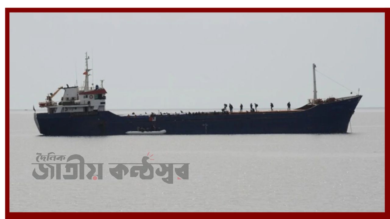 ওমান সাগরে উত্তেজনা: মার্কিন বাধা এড়িয়ে আইআরজিসির পাহারায় বন্দরে ঢুকল ইরানের জাহাজ