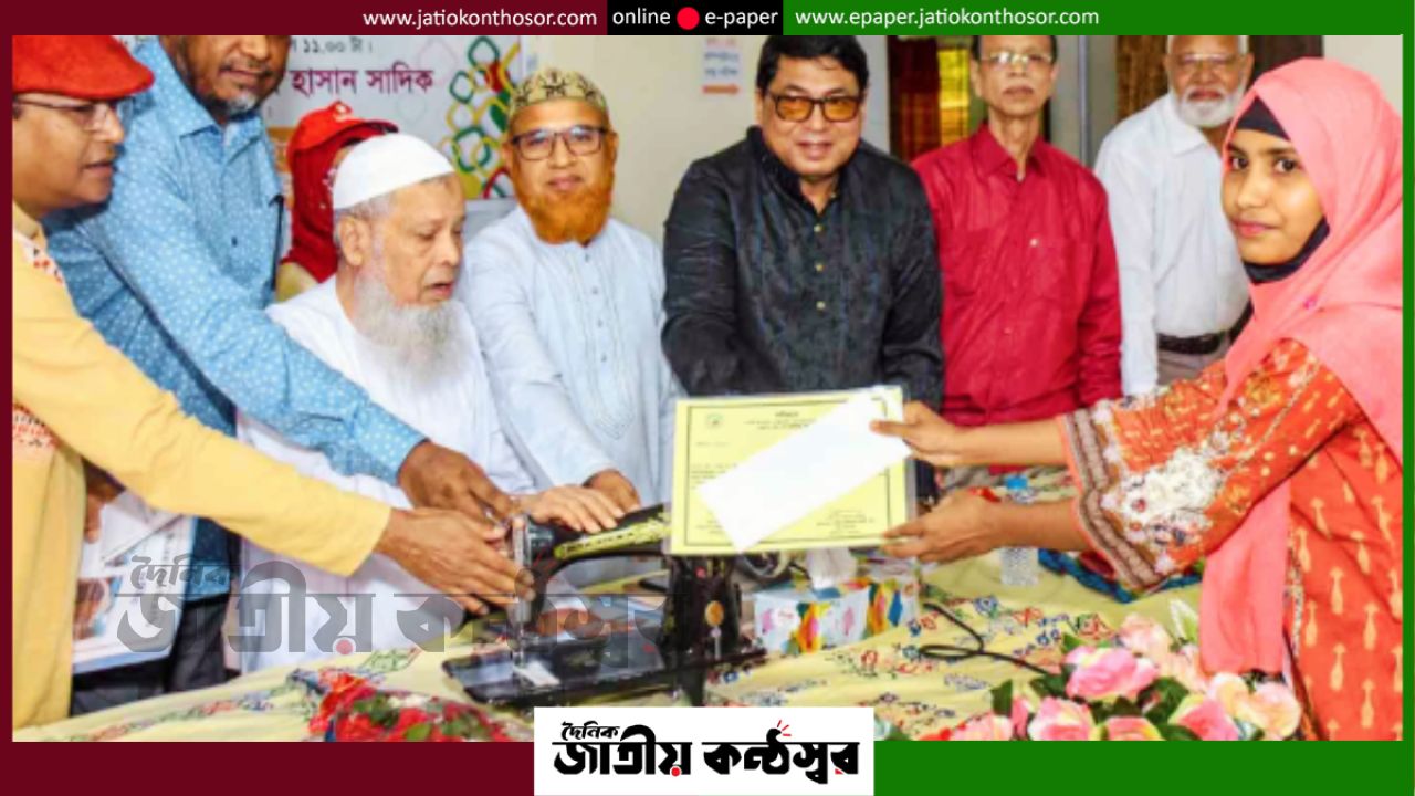 আত্মকর্মসংস্থানে নতুন আশা: গাইবান্ধায় নারীদের মাঝে বিনামূল্যে সেলাই মেশিন বিতরণ