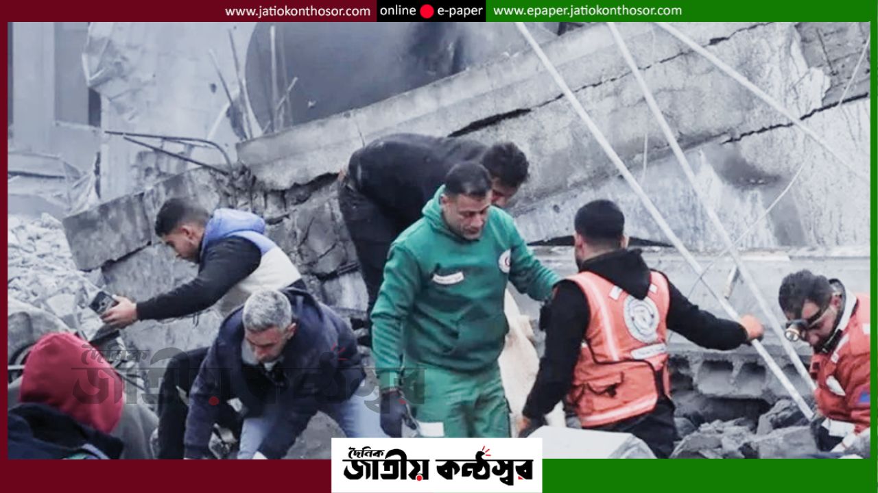 গাজার ধ্বংসস্তূপে চাপা পড়ে আছে হাজারো মরদেহ, বাড়ছে স্বাস্থ্যঝুঁকির আশঙ্কা