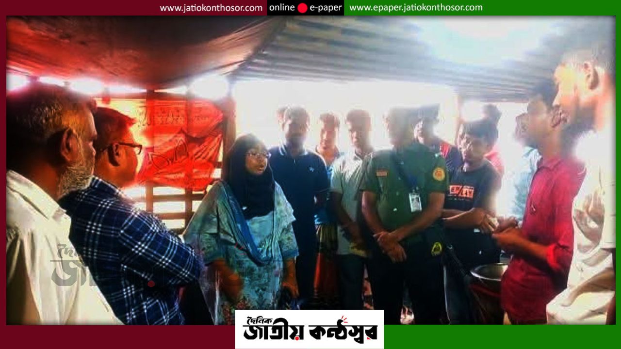 পোরশায় সরকারি চাল বিক্রির অভিযোগে অভিযান, জব্দ কয়েক মন চাল; দুইজনকে জরিমানা
