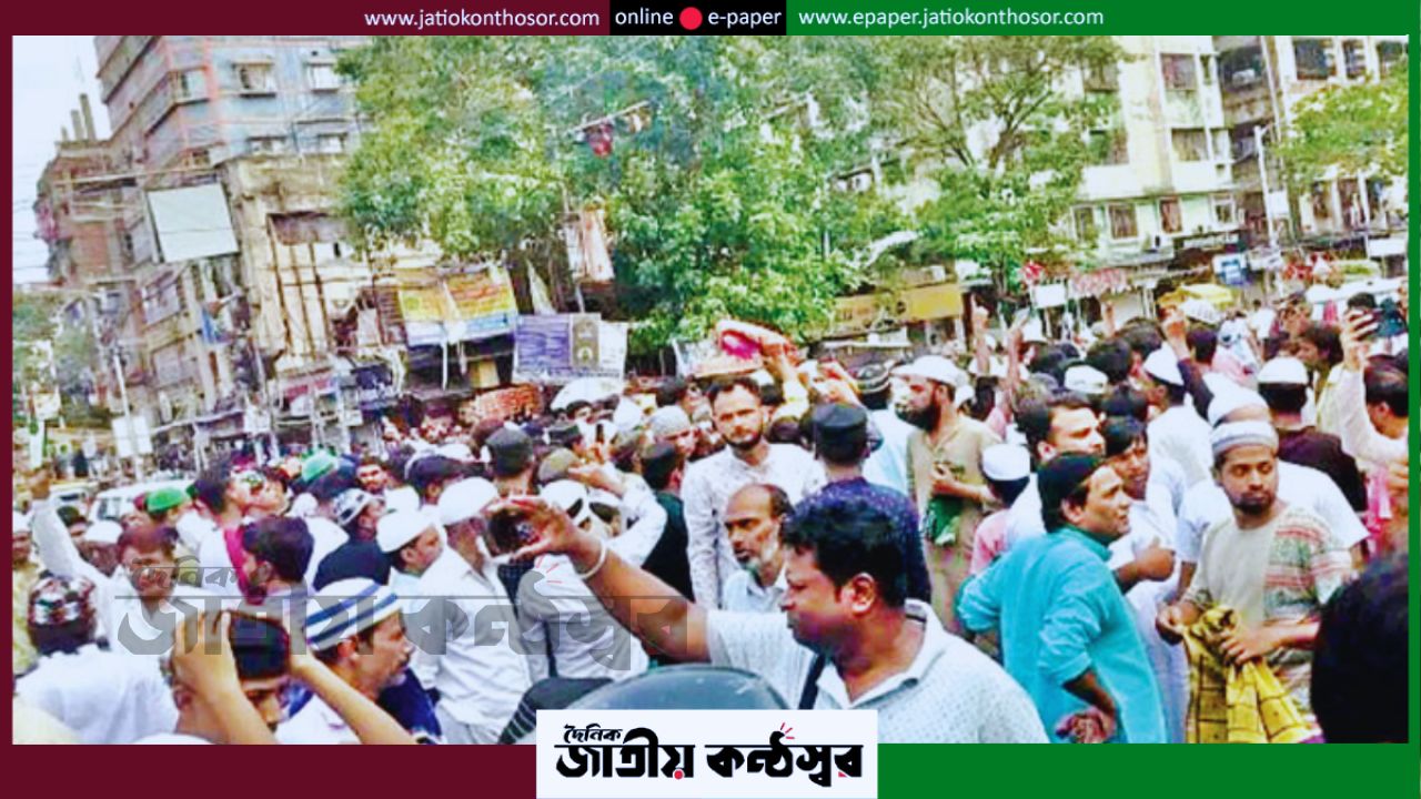 কলকাতার রাজাবাজারে জুমার নামাজ ঘিরে উত্তেজনা, পুলিশের হস্তক্ষেপে পরিস্থিতি নিয়ন্ত্রণে