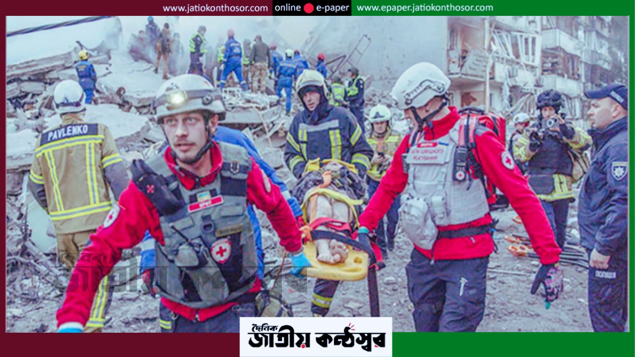 কিয়েভে রাশিয়ার ভয়াবহ ক্ষেপণাস্ত্র ও ড্রোন হামলা: নিহত ২১, আহত ৪৫—ধ্বংসস্তূপে চলছে উদ্ধার অভিযান