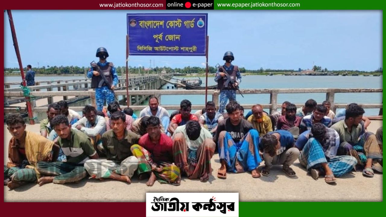 সেন্টমার্টিনের সাগরে কোস্ট গার্ড–নৌবাহিনীর অভিযান, ১৬ লাখ টাকার সিমেন্ট জব্দ; আটক ৩৩