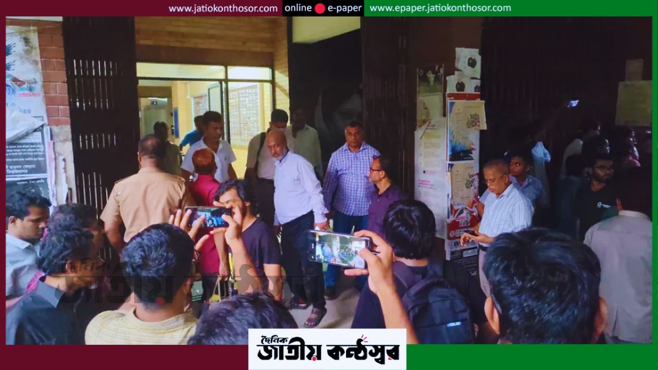 জাবিতে ধর্ষণচেষ্টার ঘটনায় উত্তেজনা, অবরোধ তুলে দিয়ে ৭২ ঘণ্টার আলটিমেটাম শিক্ষার্থীদের