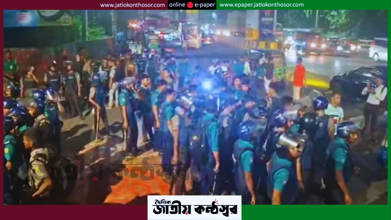 গ্রাফিতি ঘিরে উত্তেজনা: টাইগারপাসে মুখোমুখি বিএনপি-এনসিপি, রাতভর থমথমে চট্টগ্রাম