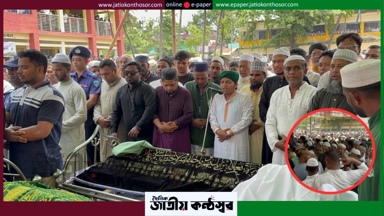 রাঙ্গুনিয়ায় ওমানে নিহত ৪ ভাইকে পাশাপাশি দাফন, জানাজা পড়ালেন একমাত্র জীবিত ভাই