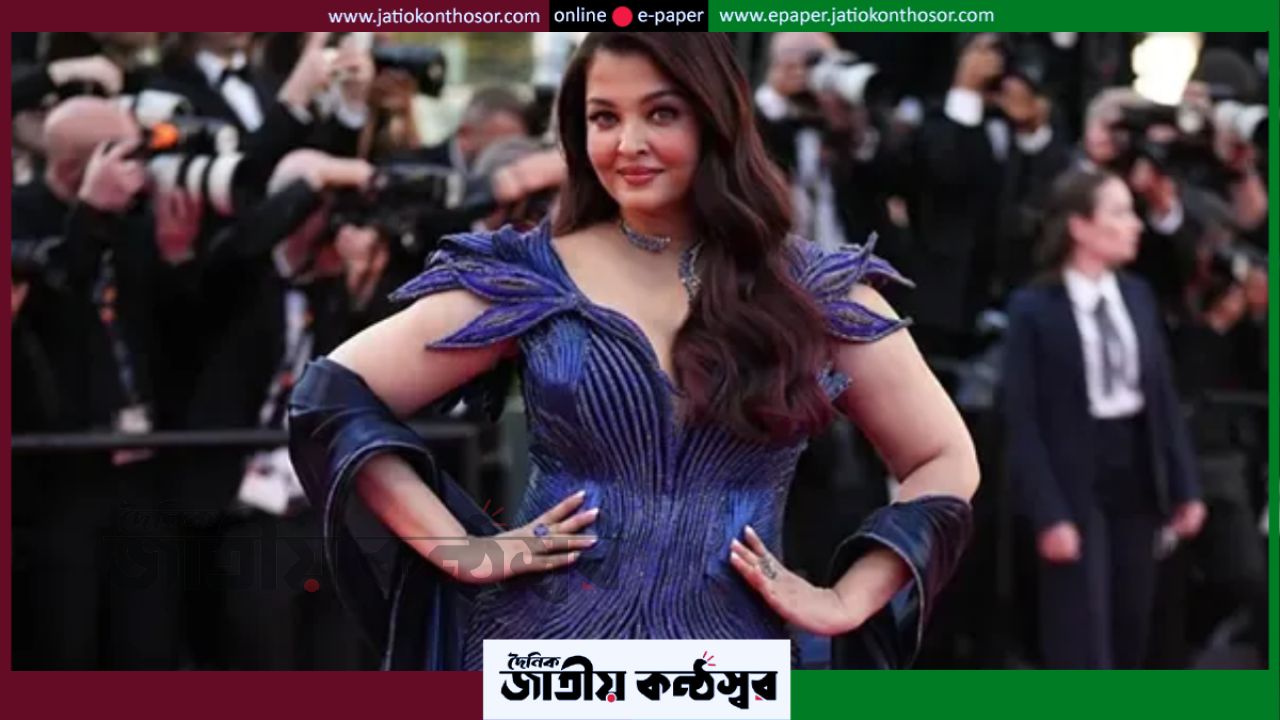 কান চলচ্চিত্র উৎসবে নীল গাউনে নজর কাড়লেন ঐশ্বরিয়া রাই বচ্চন
