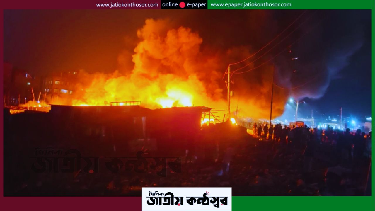 মিরপুরের কালশী বস্তিতে ভয়াবহ আগুন, নিয়ন্ত্রণে কাজ করছে ফায়ার সার্ভিসের ৭ ইউনিট