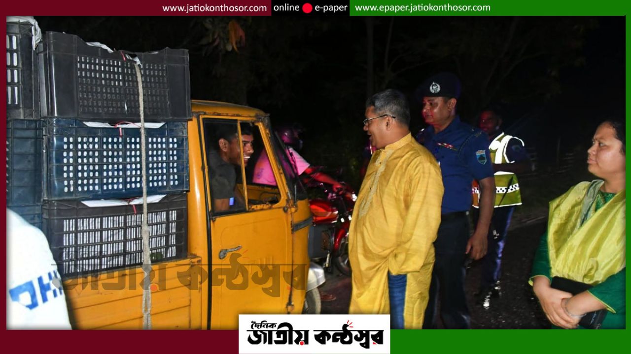 নওগাঁয় গভীর রাতে মহাসড়ক পরিদর্শনে পুলিশ সুপার তারিকুল ইসলাম