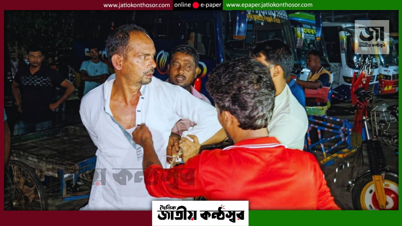 পাবনায় সরকারি সুবিধা পাইয়ে দেওয়ার নামে টাকা আদায়ের অভিযোগ, বিএনপি নেতা গণপিটুনির পর পুলিশের হাতে