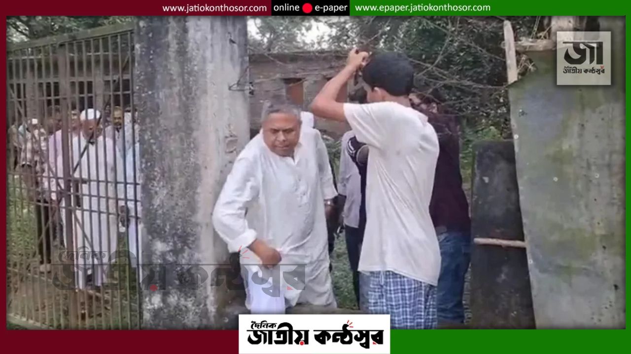 গাজীপুরের ইউনিয়ন স্বাস্থ্যকেন্দ্রে জং ধরা তালা, কাঁটাতারের বেড়া সরিয়ে ঢুকলেন এমপি