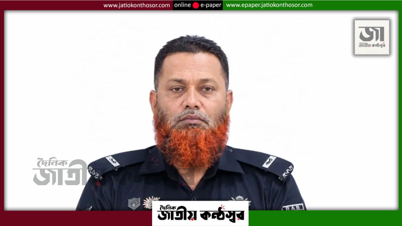 ফেনীতে চেকপোস্টে দায়িত্ব পালনকালে ট্রাকের ধাক্কায় এসআরবি কর্মকর্তা নিহত