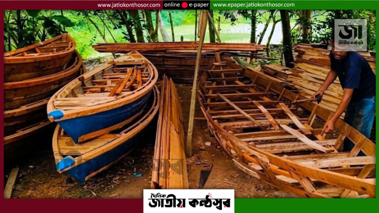 দুর্দিনেও শতবর্ষের নৌকা তৈরির পেশা আঁকড়ে চাপাতলীর কারিগররা