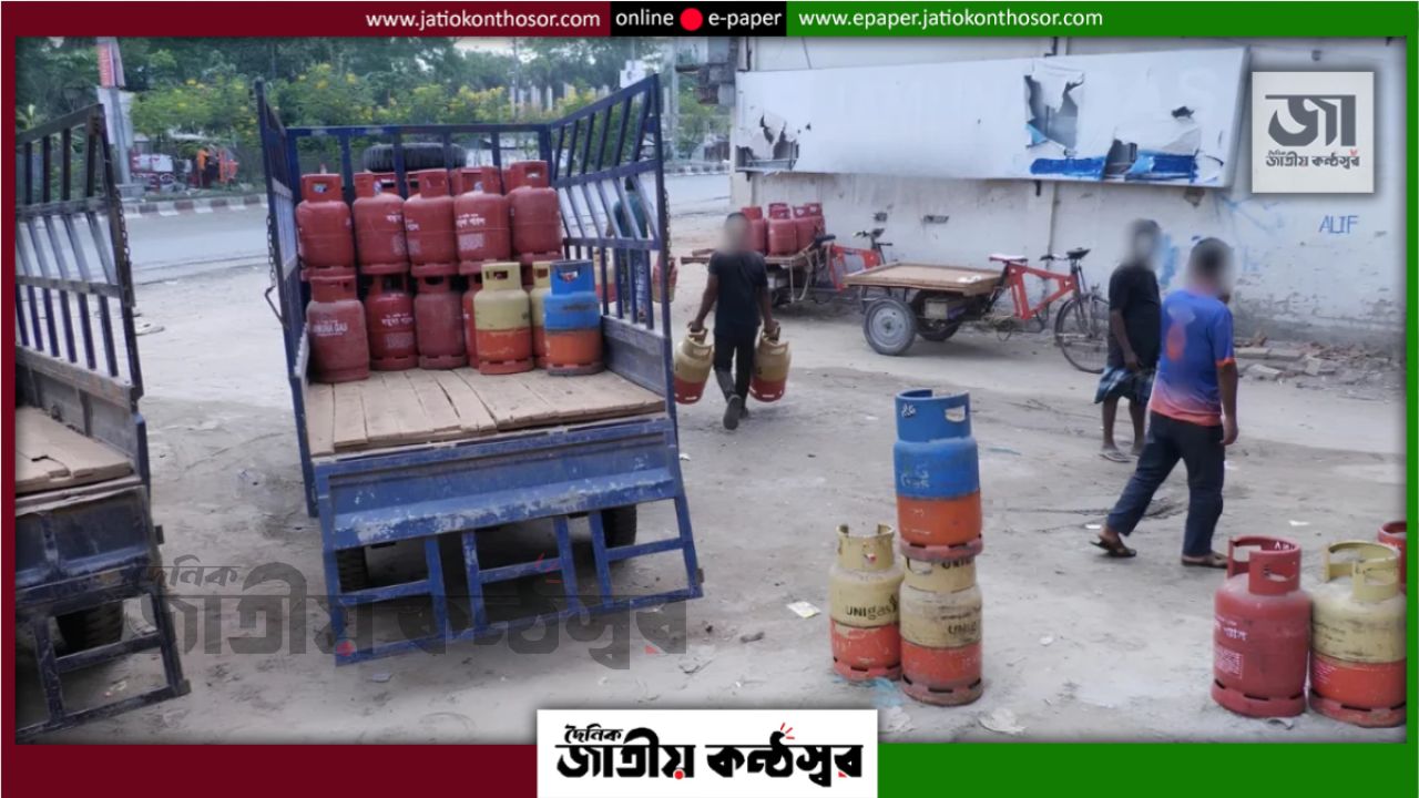 সিরাজগঞ্জে ট্রাকের গতিরোধ করে ৪০০ গ্যাস সিলিন্ডার লুট, গ্রেপ্তার ৩