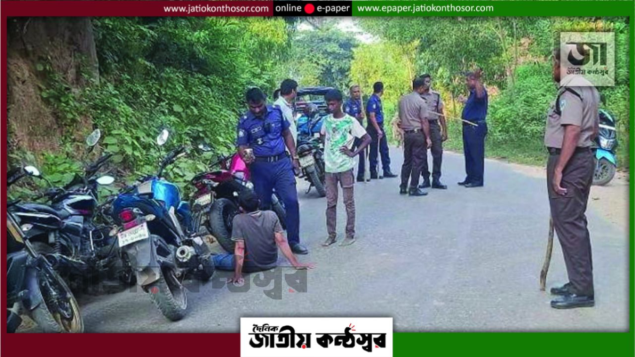 ঈদগাঁও-ঈদগড় সড়কে ডাকাতি: লুণ্ঠিত মালামাল ও অস্ত্র উদ্ধার, আটক ২